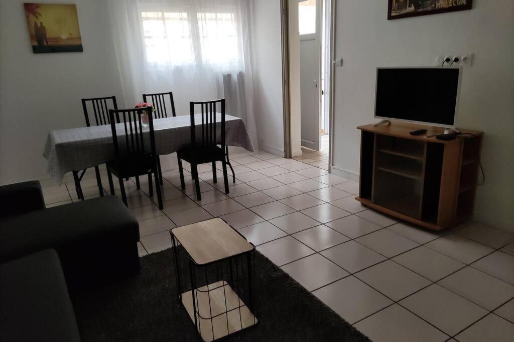 Appt En Bas De Villa, Petit Exterieur, 1 Place De Parking 쿠어스 외부 사진
